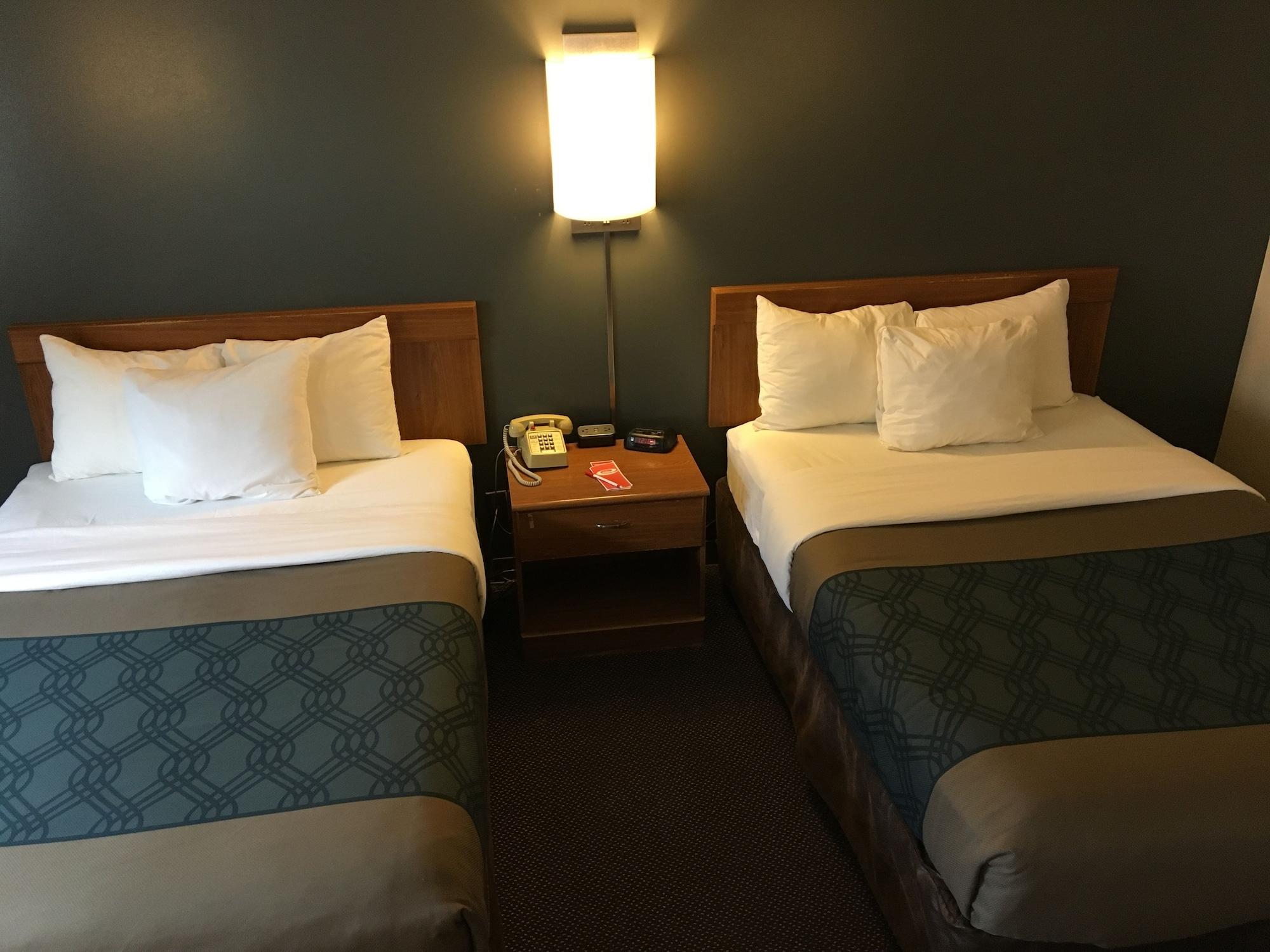 Econo Lodge Darien Lakes Corfu Exterior foto