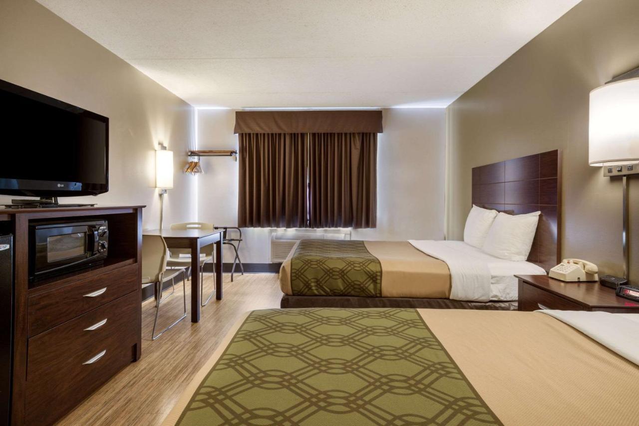 Econo Lodge Darien Lakes Corfu Exterior foto