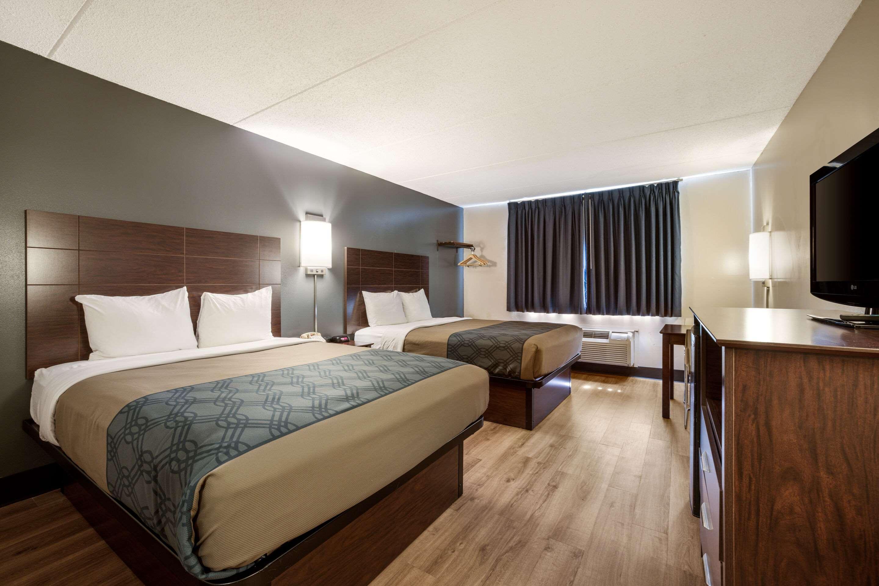 Econo Lodge Darien Lakes Corfu Exterior foto