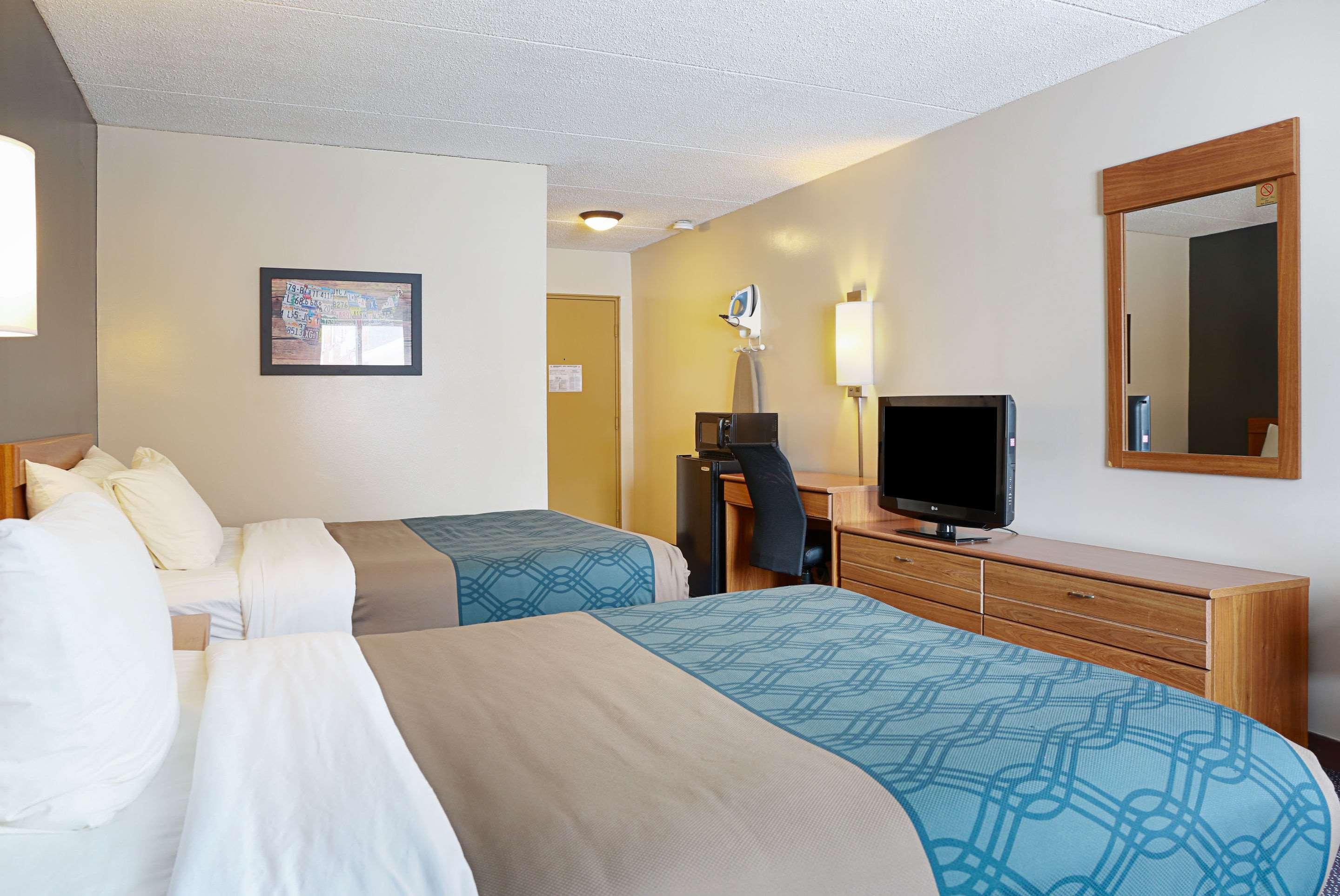 Econo Lodge Darien Lakes Corfu Exterior foto