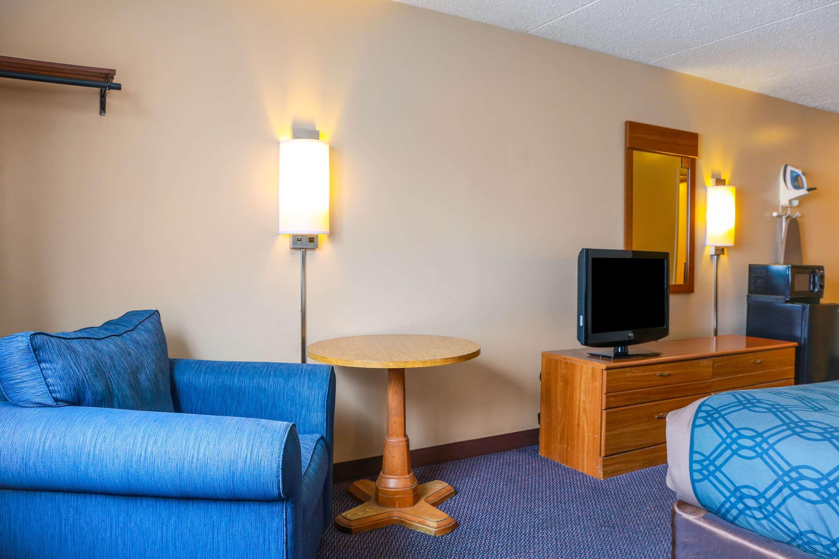 Econo Lodge Darien Lakes Corfu Exterior foto