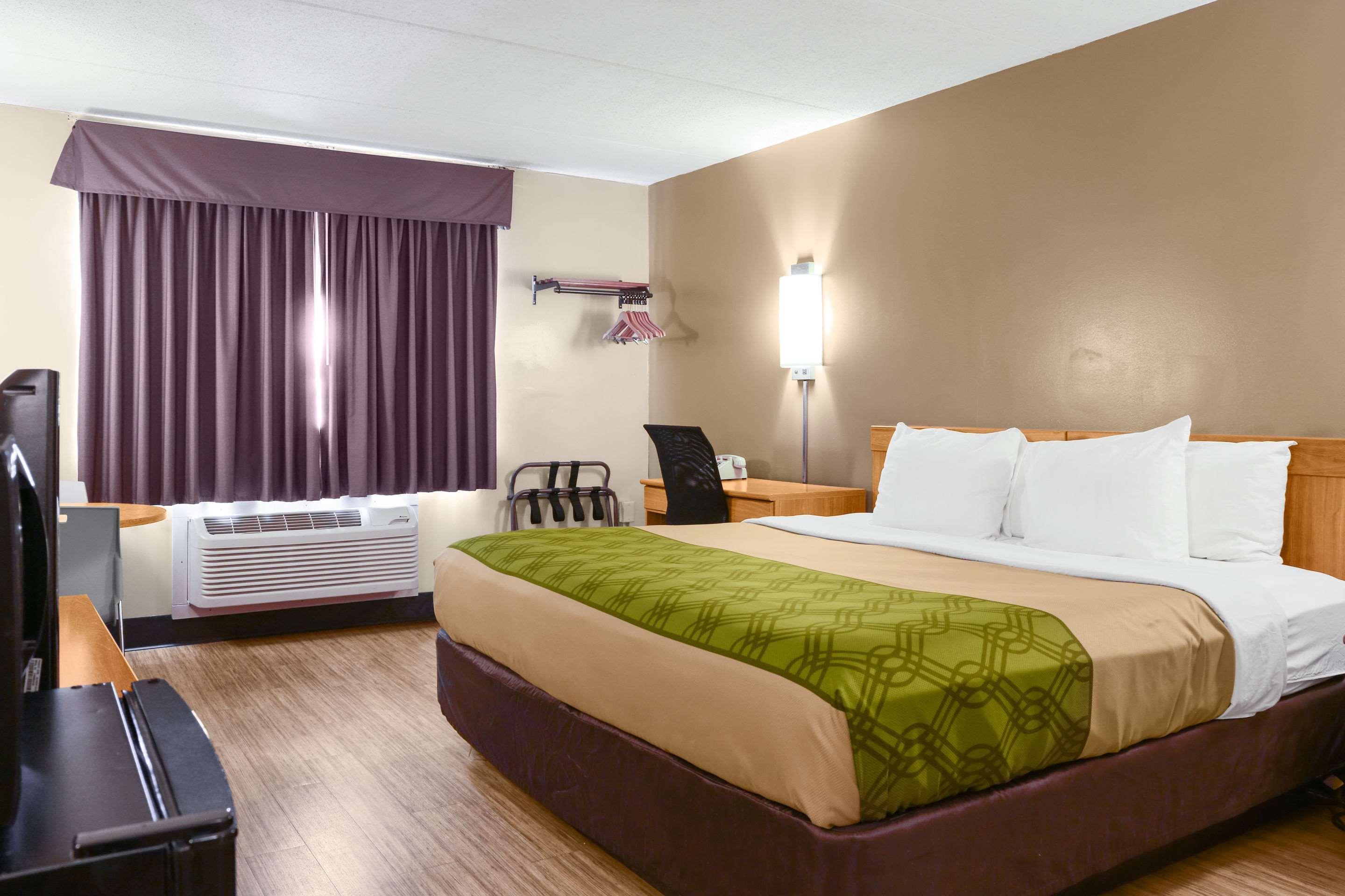Econo Lodge Darien Lakes Corfu Exterior foto