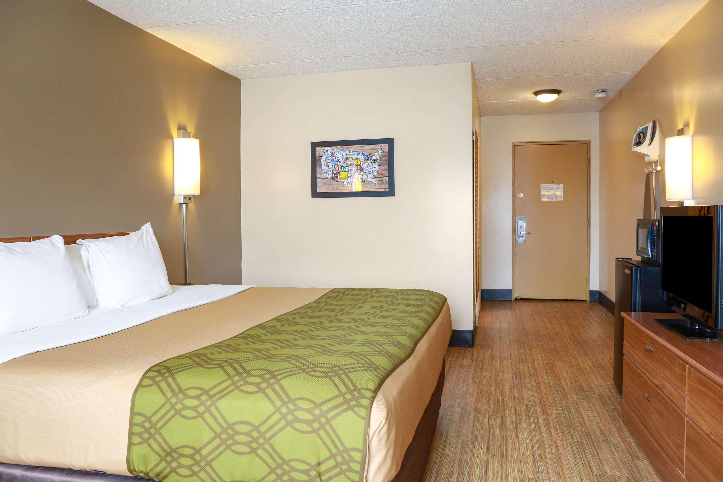 Econo Lodge Darien Lakes Corfu Exterior foto