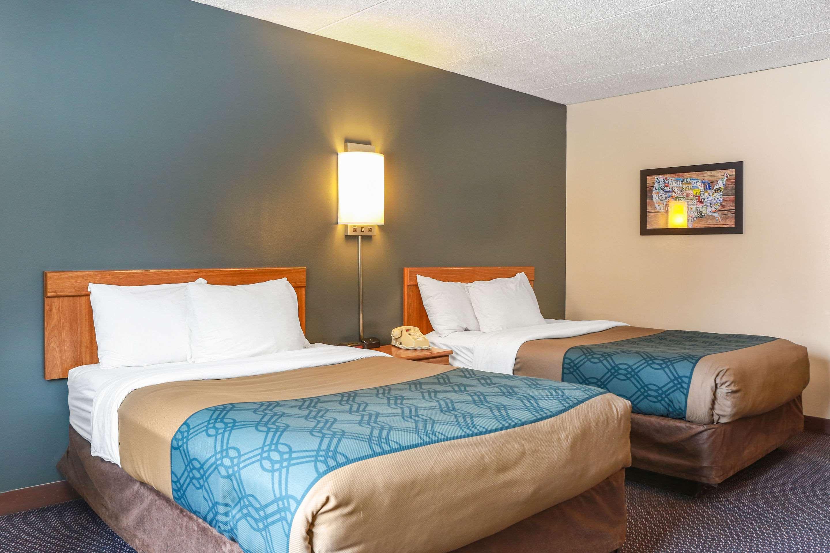 Econo Lodge Darien Lakes Corfu Exterior foto