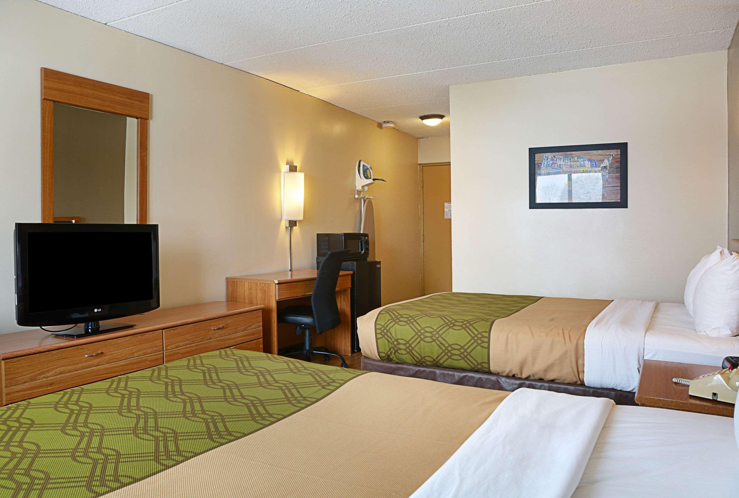Econo Lodge Darien Lakes Corfu Exterior foto