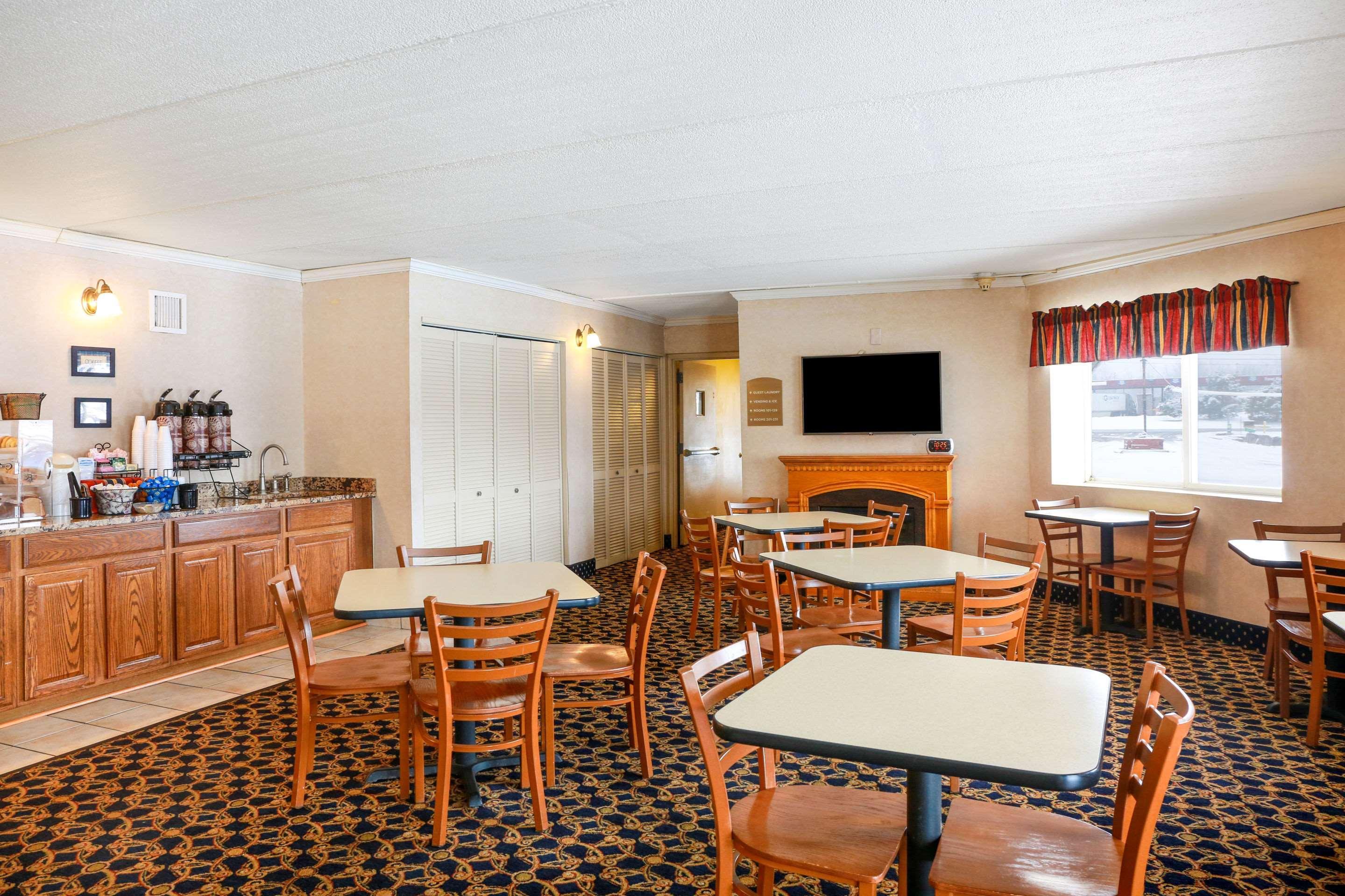 Econo Lodge Darien Lakes Corfu Exterior foto