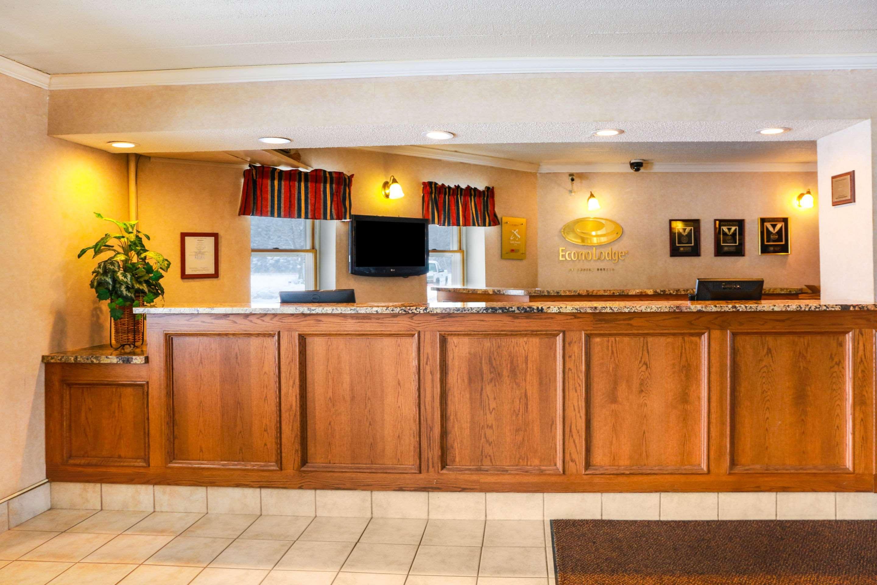 Econo Lodge Darien Lakes Corfu Exterior foto