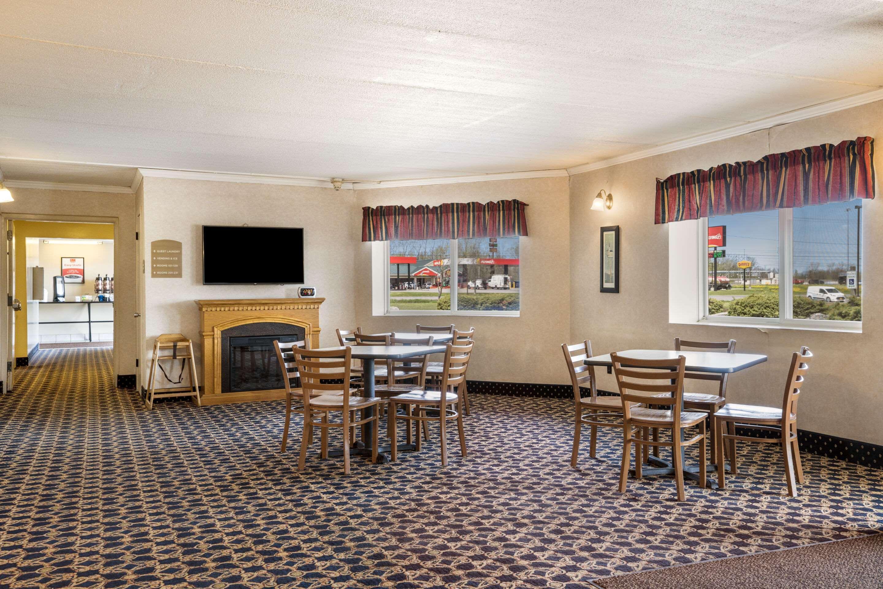 Econo Lodge Darien Lakes Corfu Exterior foto