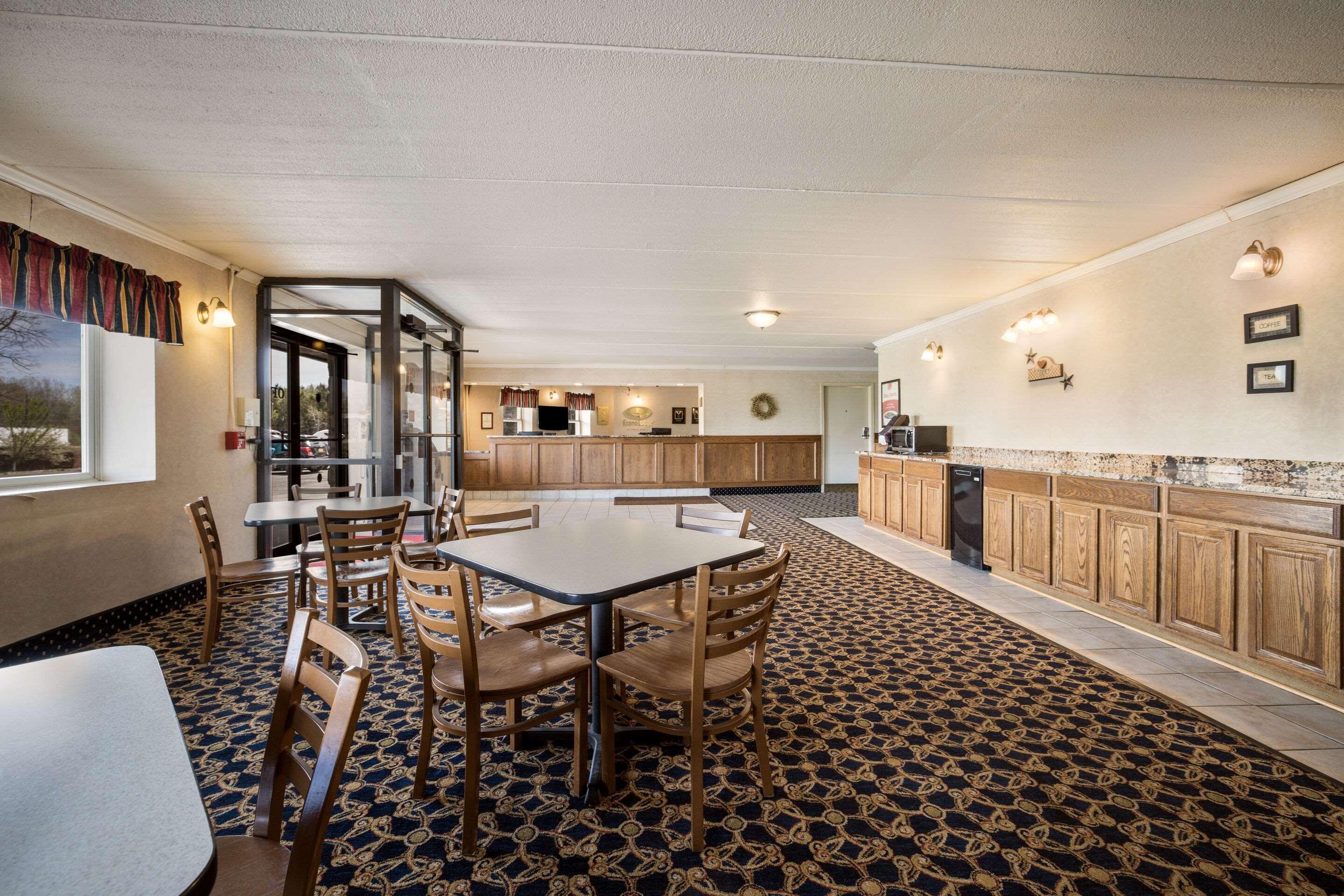 Econo Lodge Darien Lakes Corfu Exterior foto