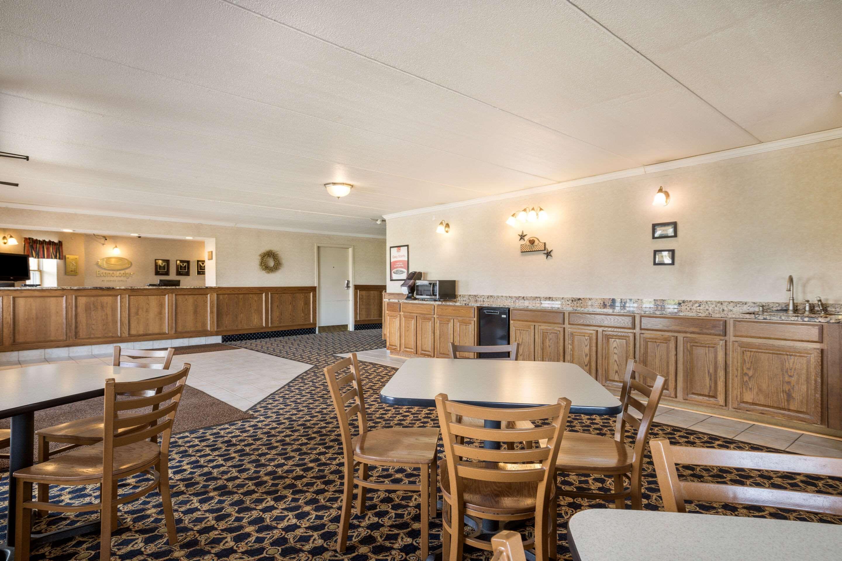 Econo Lodge Darien Lakes Corfu Exterior foto