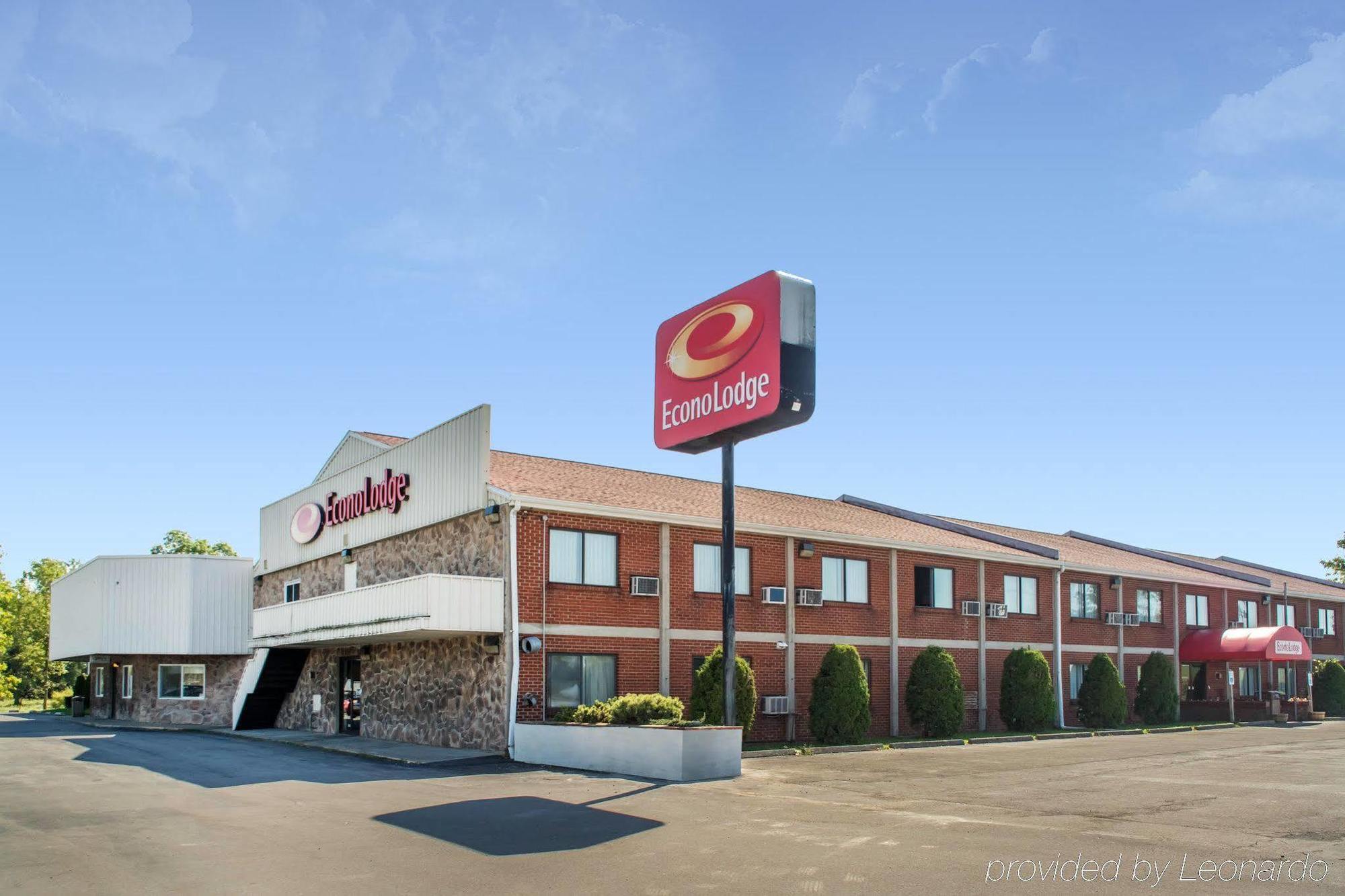 Econo Lodge Darien Lakes Corfu Exterior foto